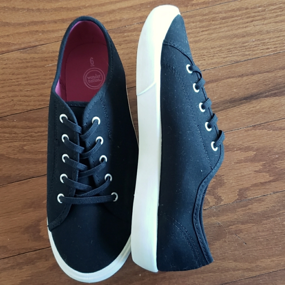 Black sneakers size 6